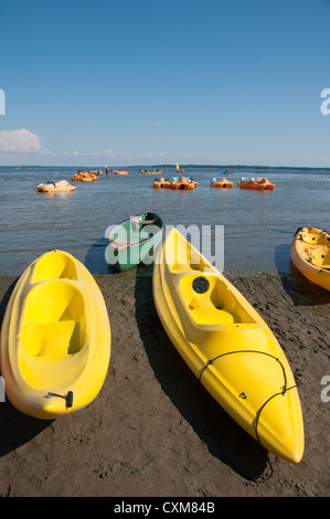 Canoe sulla spiaggia, Oka Parco Nazionale , Monteregie Quebec Foto Stock