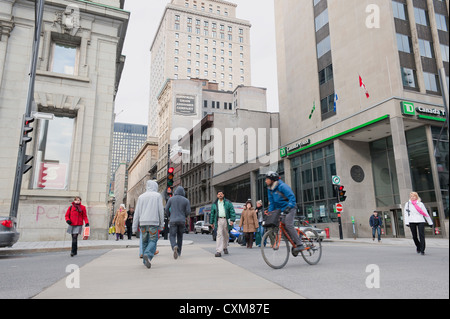 Le persone che attraversano la strada nel centro cittadino di Montreal, provincia del Québec in Canada. Foto Stock