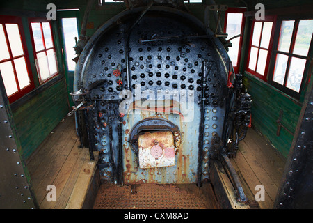 Il vecchio treno motore caldaia a vapore che è vecchio, logoro e arrugginita. Foto Stock