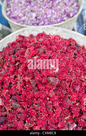Rosso e viola essiccato boccioli di rosa in cesti Marrakech Marrakech, Marocco Foto Stock