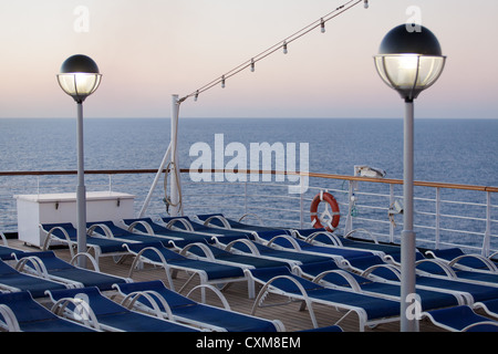 Sedie a sdraio su una nave da crociera deck Foto Stock