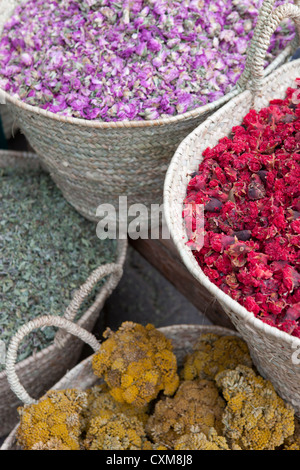 Cesti con fiori secchi, Marrakech, Marocco Foto Stock