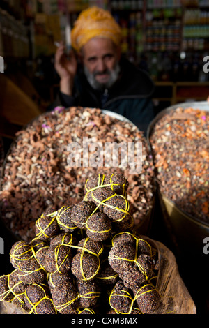 Herb venditore nel mercato, Marrakech, Marocco Foto Stock