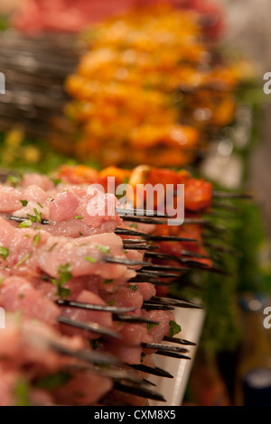 Piazza Jamaa El Fna a Marrakech, Marocco pollo carne marinata Marrakech Grill cibo locale Foto Stock