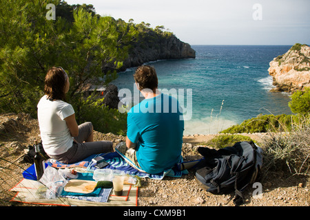 Cala Deia è una piccola baia con un po' di spiaggia e due ristoranti. Molti escursionisti da Soller prendere un pranzo e un tuffo qui. Foto Stock