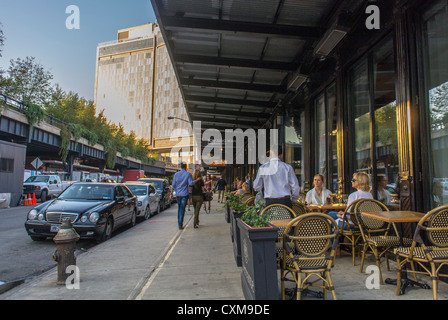 New York City, New York, USA, Street Scenes in the Meatpacking District, persone che condividono bevande sul marciapiede Terrace of Bar Restaurant, gentrification [USA] French Bistrot Restaurant "Pastis" edifici newyorkesi Foto Stock