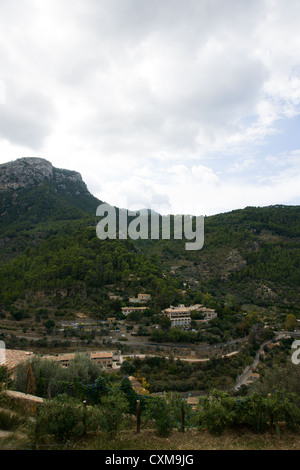 Il villaggio di Deia nelle montagne Tramuntana sulla costa nordest di Mallorca Foto Stock