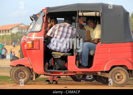 Tuktuk driver di relax presso un parco costiero a Negombo, Sri Lanka. Foto Stock