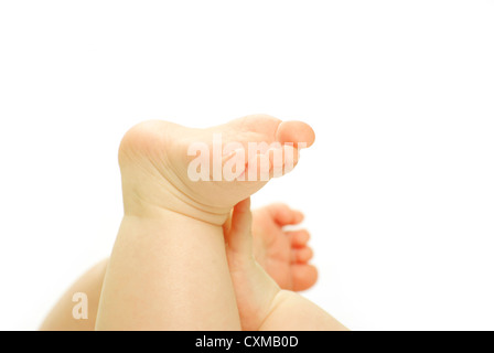 Neonato piedi e mani isolato su bianco Foto Stock