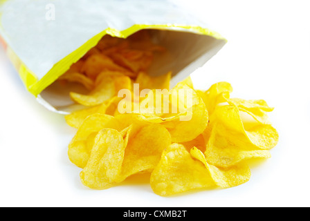 Potato Chips isolato su uno sfondo bianco Foto Stock