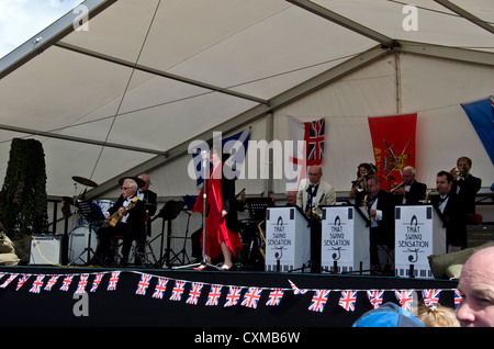 Fascia giocare per paio di WW2 periodo vestiti ballare il jitterbug in corrispondenza di un evento storico a Fort George nr Inverness, Scotland. Foto Stock