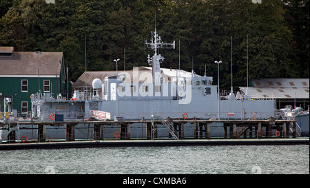 Royal Naval training cradet nave sul fiume Dart a Dartmouth in Inghilterra. Foto Stock