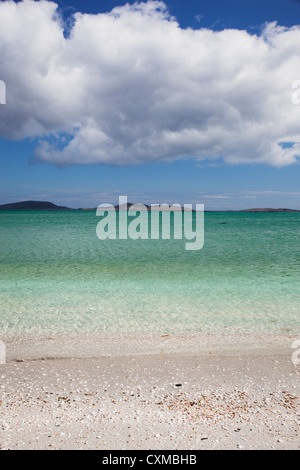 Vista sul mare dalla spiaggia sabbiosa di Cockle bay disseminate di Traigh Cille-bharra sull'Isle of Barra, Ebridi Esterne, Scotland, Regno Unito Foto Stock