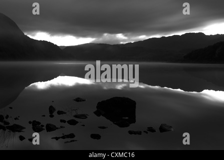 Stormy Alba nuvole sopra Llyn Dinas, Snowdonia, il Galles del Nord. Foto Stock