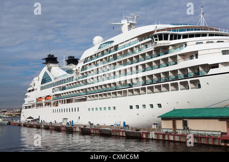 La Seabourn soggiorno sulla nave San Pietroburgo inglese embankment galleggiante su circa agosto, 2012 a San Pietroburgo, Russia Foto Stock