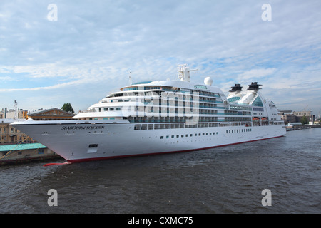 La Seabourn soggiorno sulla nave San Pietroburgo inglese embankment galleggiante su circa agosto, 2012 a San Pietroburgo, Russia Foto Stock