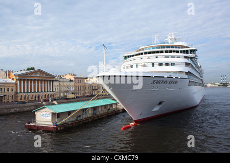 La Seabourn soggiorno sulla nave San Pietroburgo 'Inglese embankment" galleggiante su circa agosto, 2012 a San Pietroburgo, Russia Foto Stock