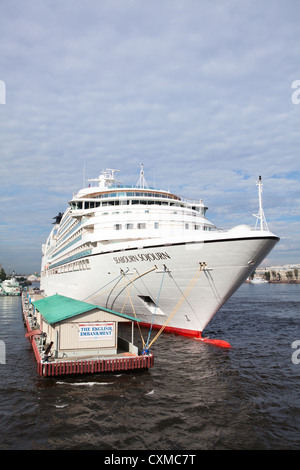 La Seabourn soggiorno sulla nave San Pietroburgo inglese embankment galleggiante su circa agosto, 2012 a San Pietroburgo, Russia Foto Stock