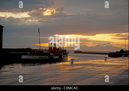 Tramonto sul porto di Ayr e il Waverly battello a vapore sul Firth of Clyde, Scozia. SCO 8600 Foto Stock