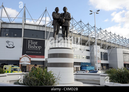 La Brian Clough e Peter Taylor statua al di fuori del Derby County's football ground Pride Park Regno Unito Foto Stock