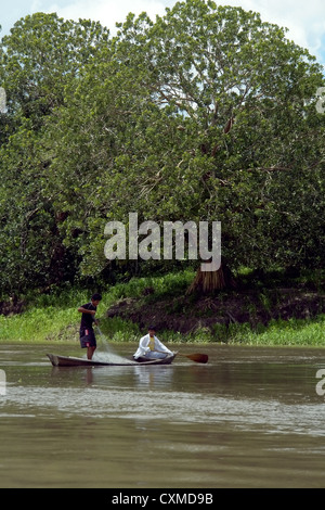 Fiume del Amazon giovane pescatore, questa è la principale attività del tribale sul margine, (Brazil-Peru-Columbia confine triangolo) Foto Stock