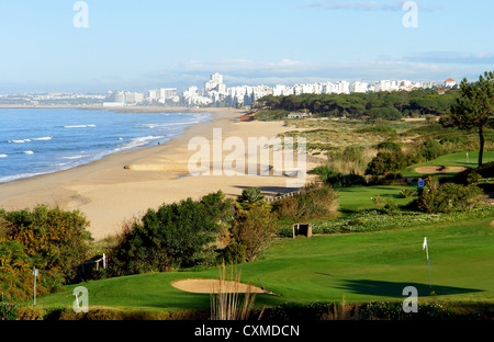 Algarve spiaggia e golf scenario costiero, Portogallo Foto Stock