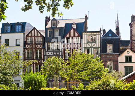 Una fila di mezzo case con travi di legno in Rouen, Normandia, Francia Foto Stock