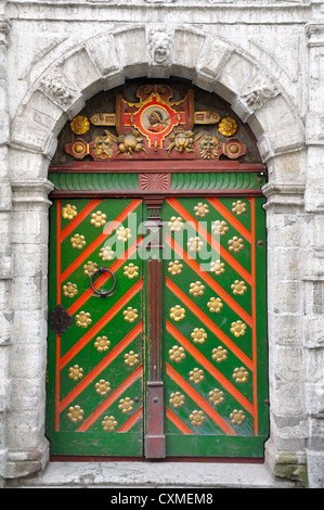 Porta di ingresso alla Casa delle Teste Nere a Tallinn in Estonia Foto Stock