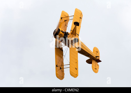 Bucker Bu-133C Jungmeister U-99 RV G-AXMT in volo il rotolamento Foto Stock