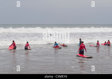 Surfisti sulla spiaggia di Kuta Beach, Bali Foto Stock