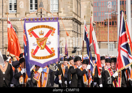 Banner del Grand Orange Lodge di Irlanda essendo portati durante una parata di colore arancione a Belfast Foto Stock