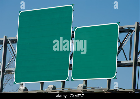 Vuoto autostrada verde o cartelli stradali con spazio di copia Foto Stock