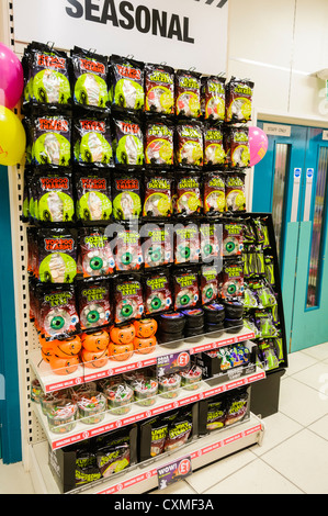 Halloween stagionali merce in vendita sugli scaffali di un Poundland shop store. Foto Stock