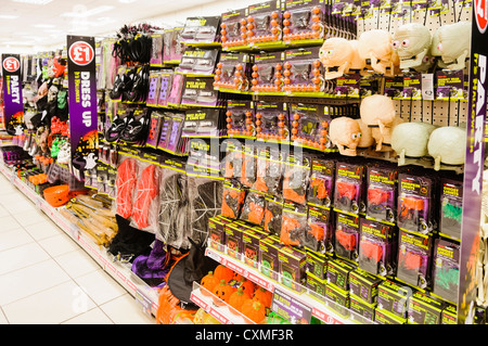 Halloween stagionali merce in vendita sugli scaffali di un Poundland shop store. Foto Stock