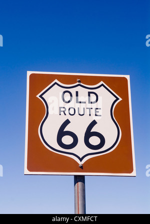 Uno dei vecchi storica Route 66 segni che si trova lungo quello che è noto come "Madre Road". Foto Stock