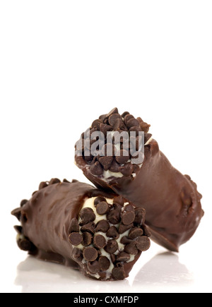 Due deliziosi cannoli di cioccolato con scaglie di cioccolato Foto Stock