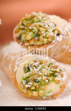 Due appena sfornato cannoli impilati gli uni sugli altri e spolverato con zucchero a velo Foto Stock