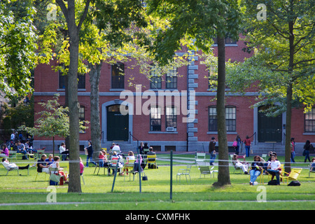 Studenti e turisti resto in sdraio in Harvard Yard, il cuore antico della Harvard University campus il 27 settembre 2012. Foto Stock