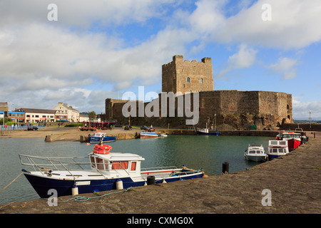 Vista sulle acque del XII secolo il castello normanno 1177 su Belfast Lough a Carrickfergus, County Antrim, Irlanda del Nord, Regno Unito Foto Stock