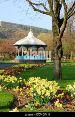 Bandstand in country park con aiuole e albero Foto Stock