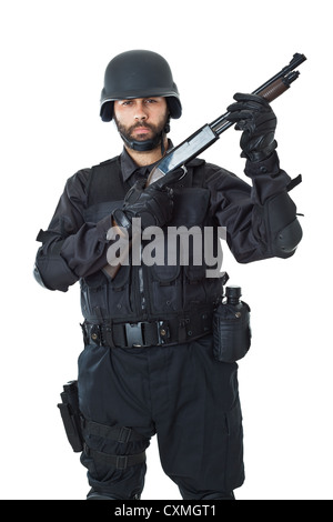 Un agente di swat indossare un giubbotto antiproiettile e puntando con una pistola Foto Stock