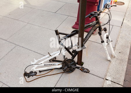 Vandalizzato bicicletta su strada segno post (vandalizzato bike frame) - USA Foto Stock