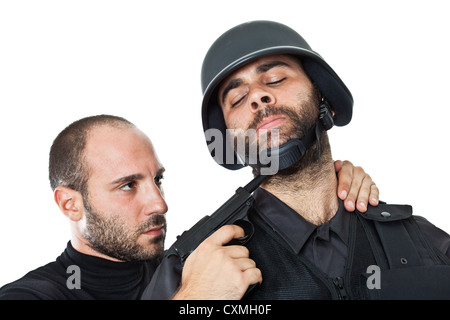 Un cattivo minacciando un ufficiale di SWAT con una pistola Foto Stock