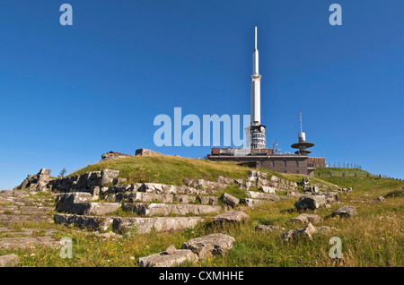 Gallo-romano Tempio di Mercurio con trasmettitore TV e osservatorio dietro sulla vetta del Puy de Dome, Auvergne, Francia Foto Stock