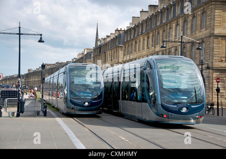 I mezzi di trasporto pubblici sistema tramviario di vecchia Bordeaux, Francia, Europa Foto Stock