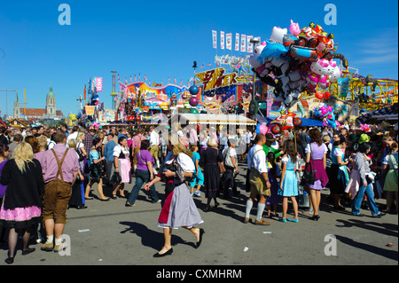 Vista panoramica di scena di strada al mondo più grande festa della birra " Oktoberfest a Monaco di Baviera, Germania, il Land della Baviera Foto Stock