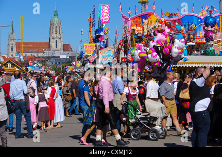 Vista panoramica di scena di strada al mondo più grande festa della birra " Oktoberfest a Monaco di Baviera, Germania, il Land della Baviera Foto Stock