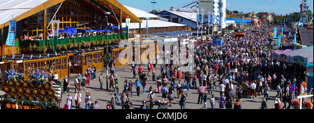 Vista panoramica di scena di strada al mondo più grande festa della birra " Oktoberfest a Monaco di Baviera, Germania, il Land della Baviera Foto Stock