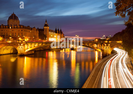 Twilight oltre il Fiume Senna sotto la Conciergerie, Parigi Francia Foto Stock