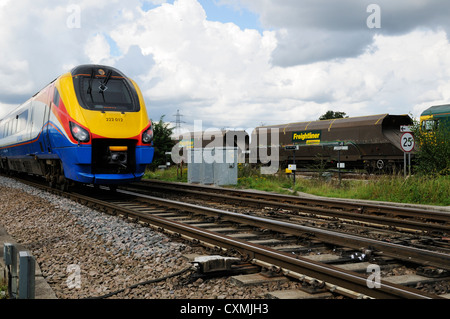 East Midlands treni passeggeri e Freightliner treno del carbone Foto Stock